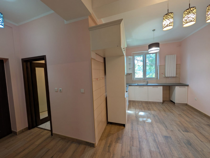 Apartament 2 camere decomandate, spatios, renovat recent + boxa 15 mp