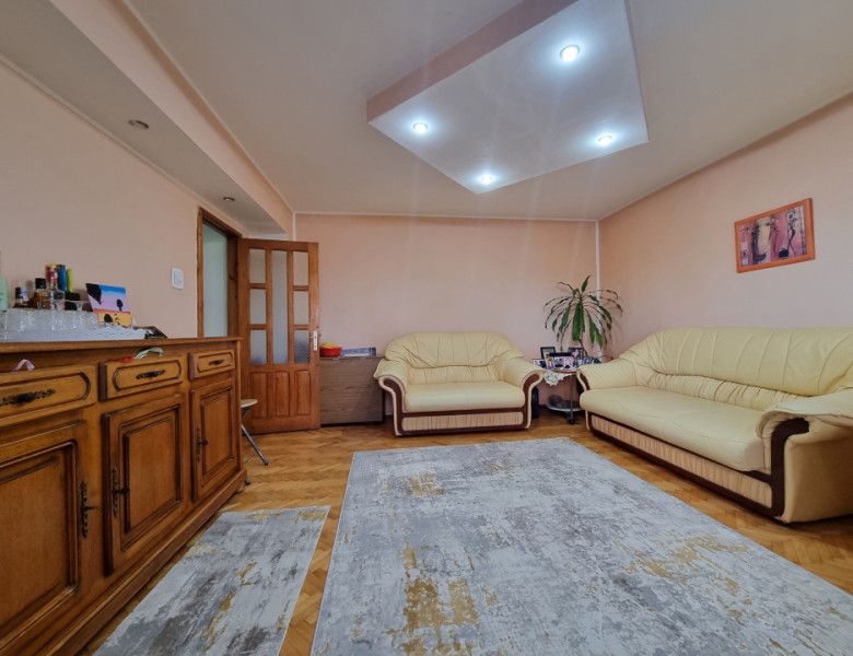 Neagoe Vodă- 3 camere decomandate/două balcoane/priveliște frumoasă 
