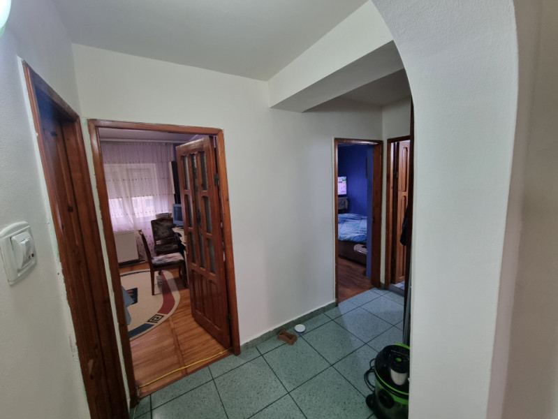 Neagoe Vodă- 3 camere decomandate/două balcoane/priveliște frumoasă 