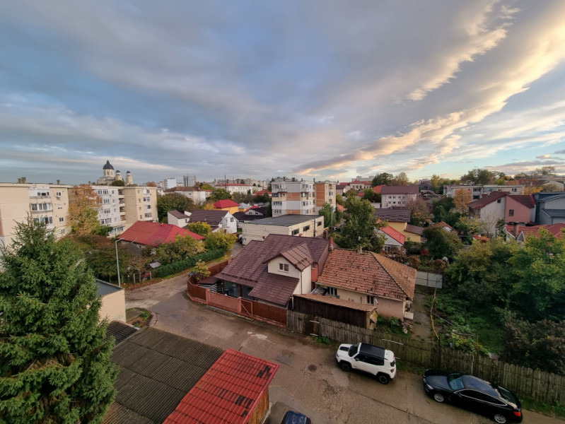 Neagoe Vodă- 3 camere decomandate/două balcoane/priveliște frumoasă 