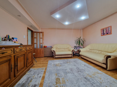 Neagoe Vodă- 3 camere decomandate/două balcoane/priveliște frumoasă 