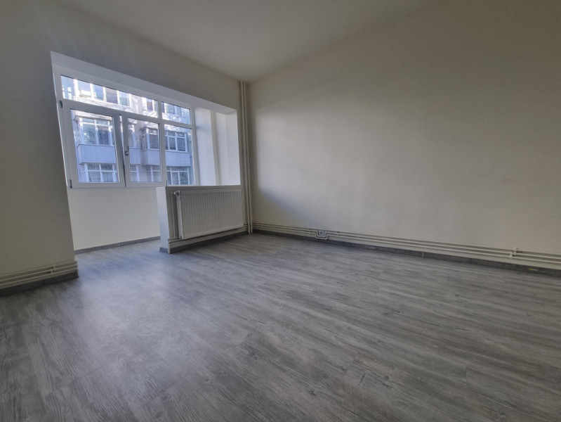 Insula de Agrement- 3 camere decomandate/două băi/etaj 1/renovat 