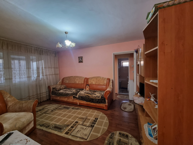 Mioriţei- spre Banca Națională- 2 camere cu îmbunătățiri medii, liber 