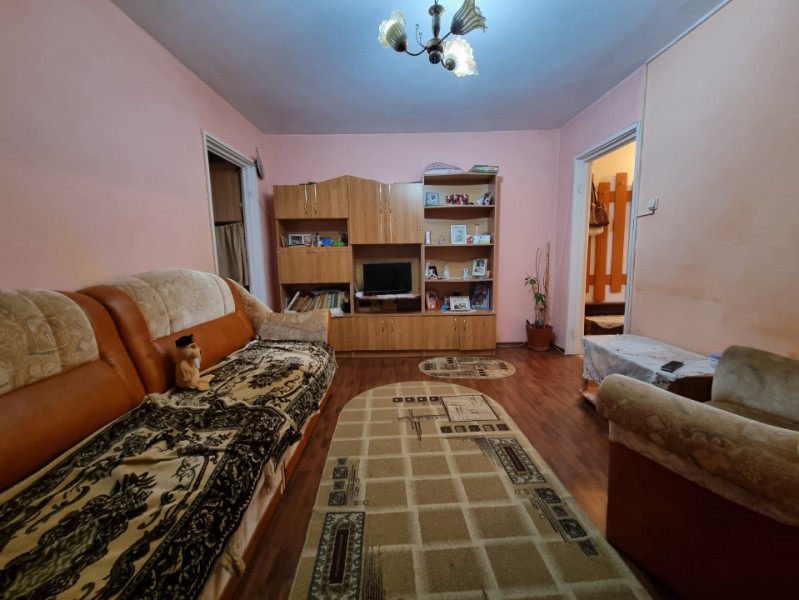 Mioriţei- spre Banca Națională- 2 camere cu îmbunătățiri medii, liber 