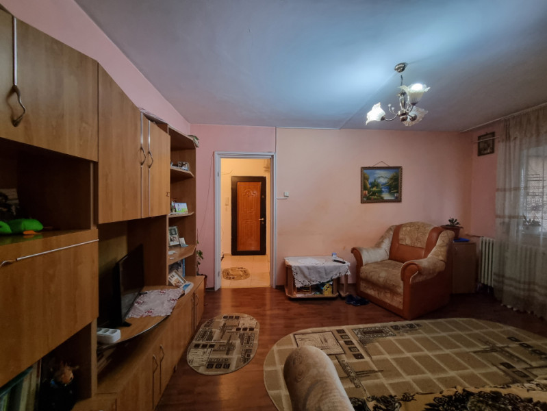 Mioriţei- spre Banca Națională- 2 camere cu îmbunătățiri medii, liber 