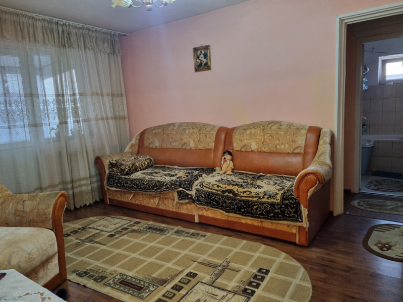 Mioriţei- spre Banca Națională- 2 camere cu îmbunătățiri medii, liber 