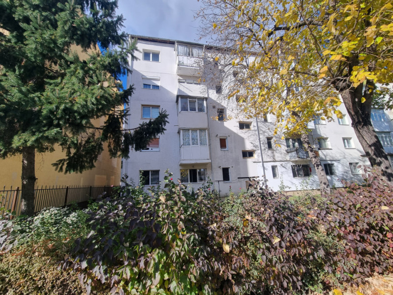 Mioriţei- spre Banca Națională- 2 camere cu îmbunătățiri medii, liber 