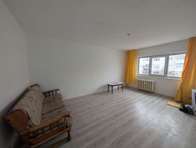 Zona Nord- bloc din 1986- Ap. 2 camere decomandate, etaj intermediar 