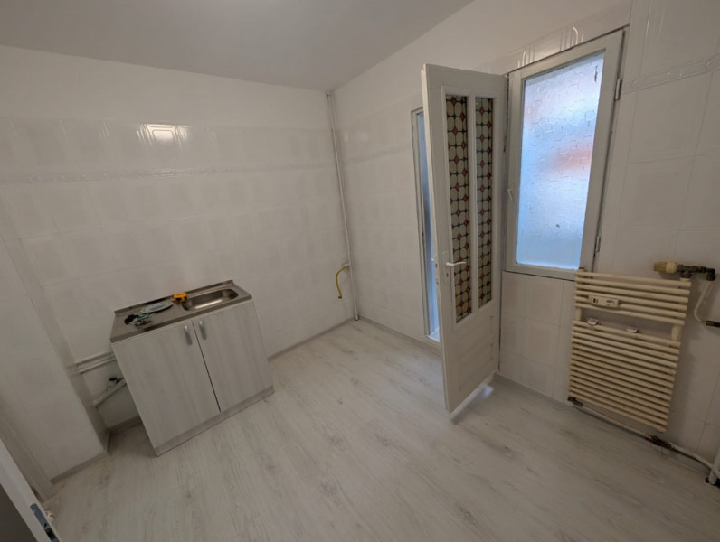 Zona Nord- bloc din 1986- Ap. 2 camere decomandate, etaj intermediar 