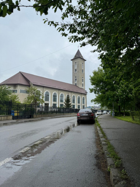 Zona Nord- bloc din 1986- Ap. 2 camere decomandate, etaj intermediar 