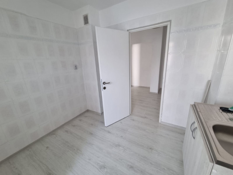 Zona Nord- bloc din 1986- Ap. 2 camere decomandate, etaj intermediar 