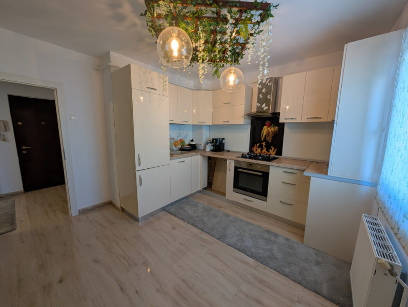 Renovat, 2 camere decomandate - 64 mp , etaj intermediar, Nord