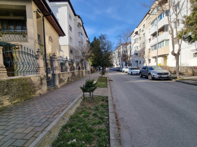 BISTRIȚA LAC- 3 camere decomandate, etaj intermediar, bloc din 1986