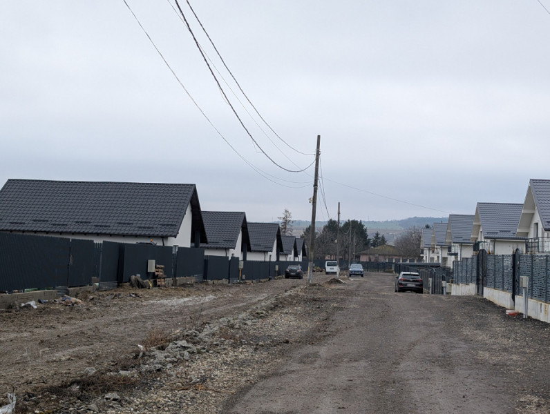 Casa Lilieci 3 dormitoare 2 băi, terasa + beci, canalizare 