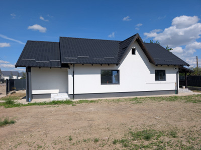 Casa Lilieci 3 dormitoare 2 băi, terasa + beci, canalizare 