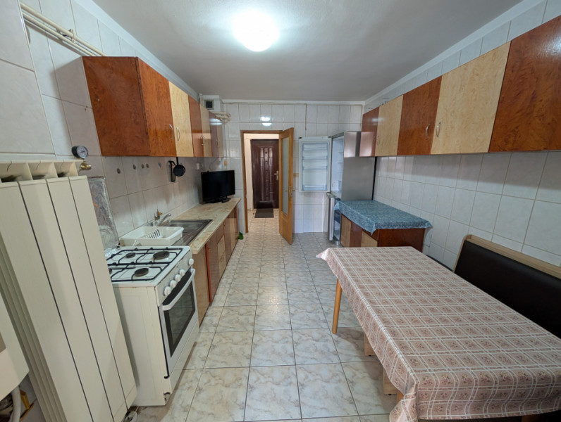 Apartament decomandat Banca Națională etaj 1, bloc 1992