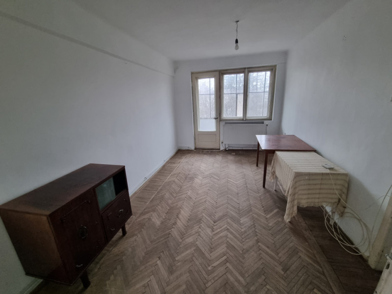 Ultracentral- 2 camere, cu centrală termică, necesită renovare 