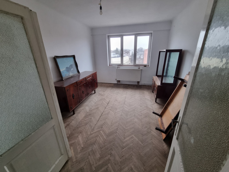 Ultracentral- 2 camere, cu centrală termică, necesită renovare 