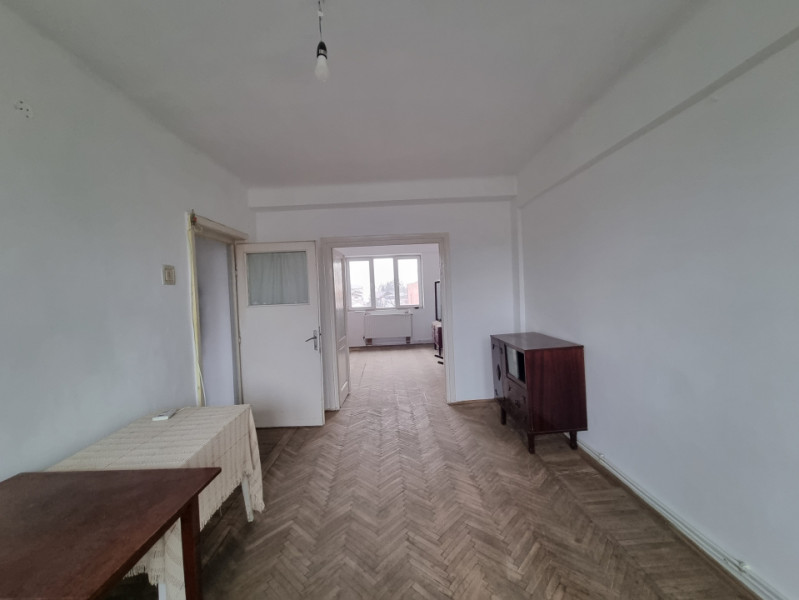 Ultracentral- 2 camere, cu centrală termică, necesită renovare 