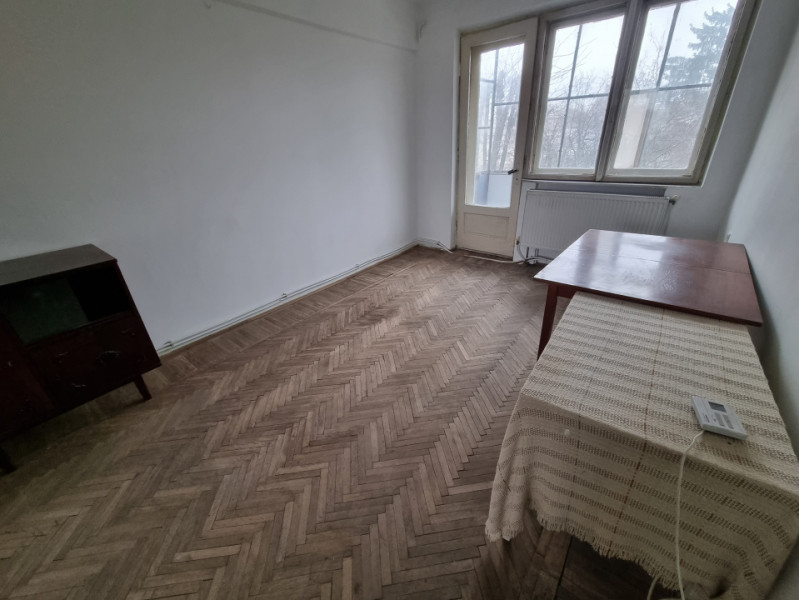 Ultracentral- 2 camere, cu centrală termică, necesită renovare 