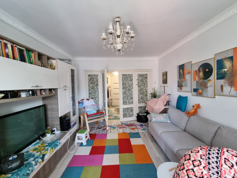 Apartament cu aer boem- 2 camere decomandate- renovat recent- Central