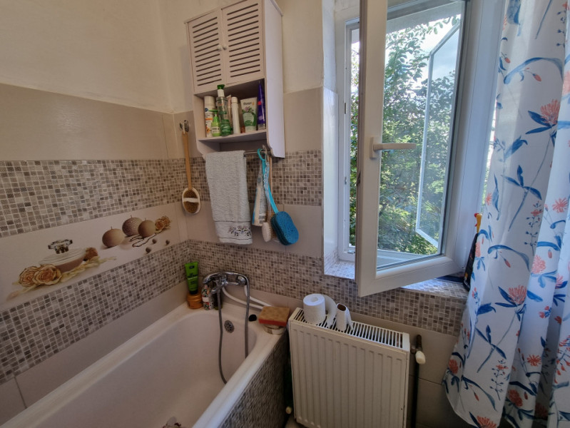 Apartament cu aer boem- 2 camere decomandate- renovat recent- Central