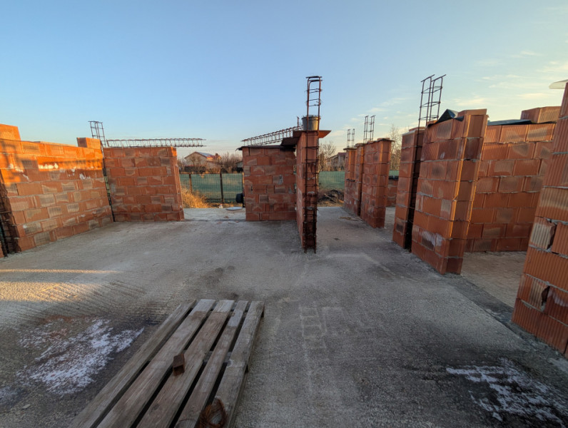 Teren 580m Șerbănești cu casa in construcție 