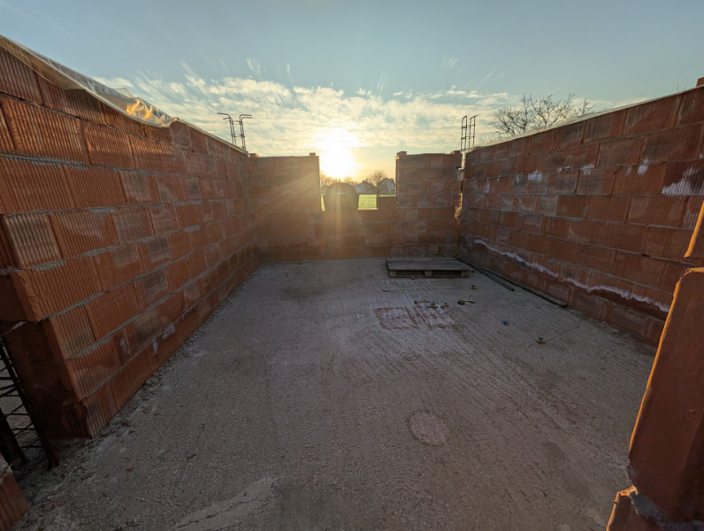 Teren 580m Șerbănești cu casa in construcție 