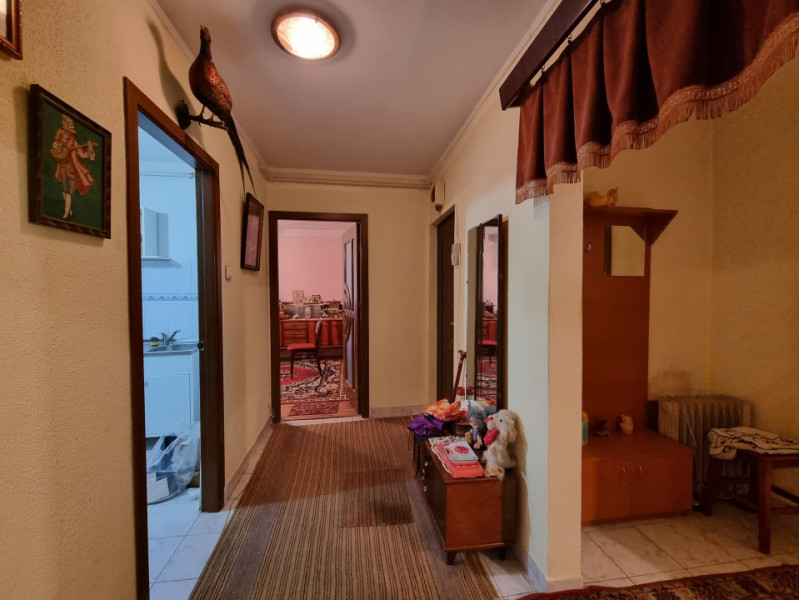 Apartament 3 camere decomandate/două băi/etaj 2/Restaurant Miorița 