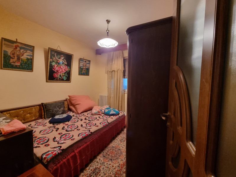 Apartament 3 camere decomandate/două băi/etaj 2/Restaurant Miorița 