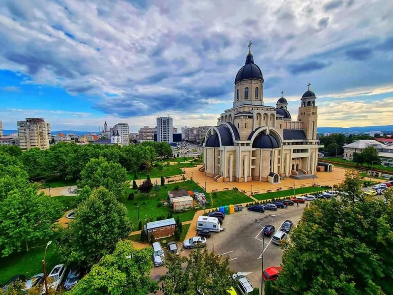 Zonă Centrală- spațiu vizibil stradal- amenajat salon modern beauty 