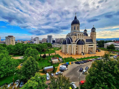 Zonă Centrală- spațiu vizibil stradal- amenajat salon modern beauty 