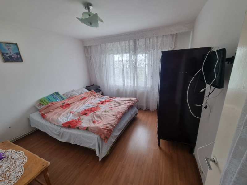 Podul cu Lanțuri- Zona Nord- 2 camere decomandate- etaj intermediar 