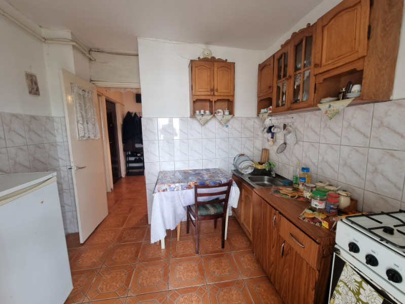 Podul cu Lanțuri- Zona Nord- 2 camere decomandate- etaj intermediar 