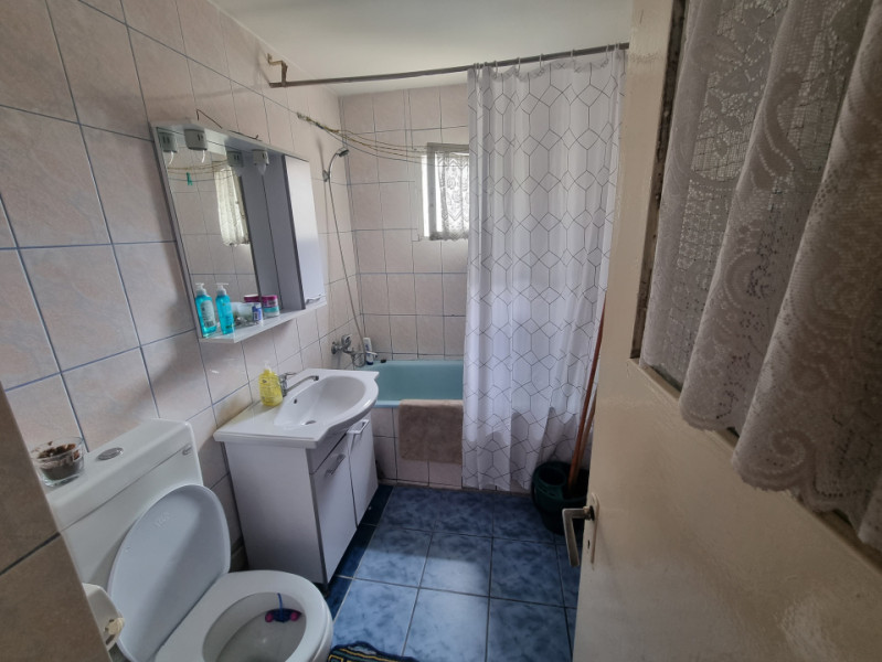 Podul cu Lanțuri- Zona Nord- 2 camere decomandate- etaj intermediar 