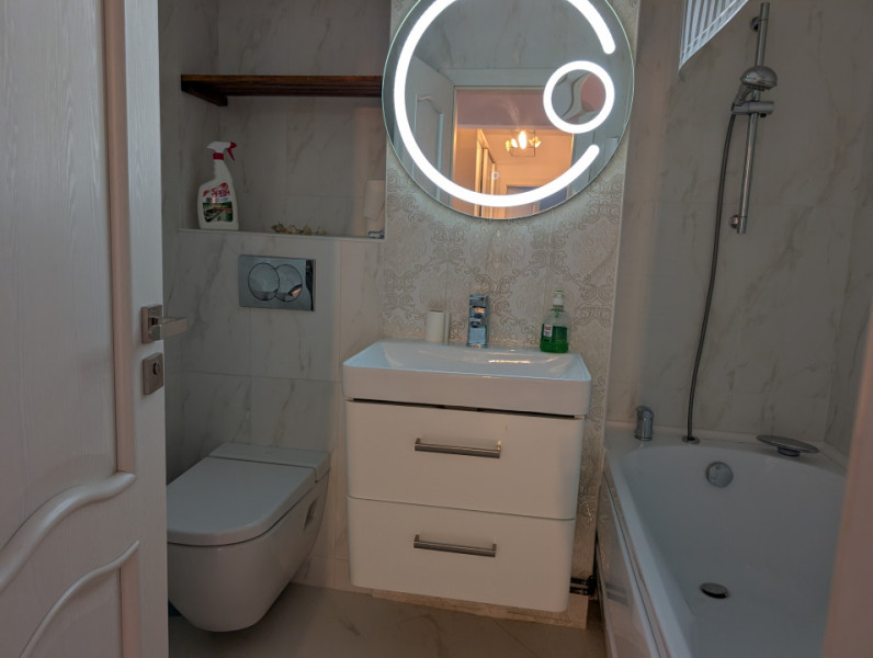 Renovat, 2 camere decomandate - 64 mp , etaj intermediar, Nord