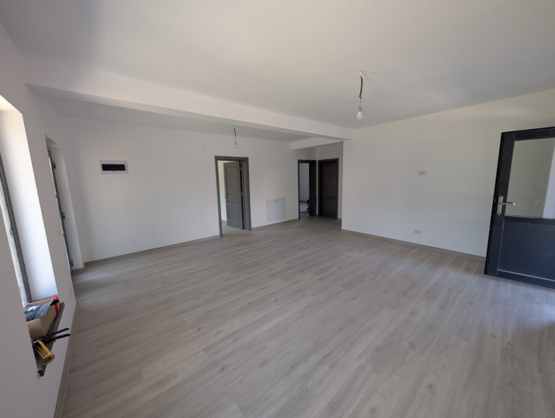 Vând casa la cheie în Hemeius - Parc Dendrologic 