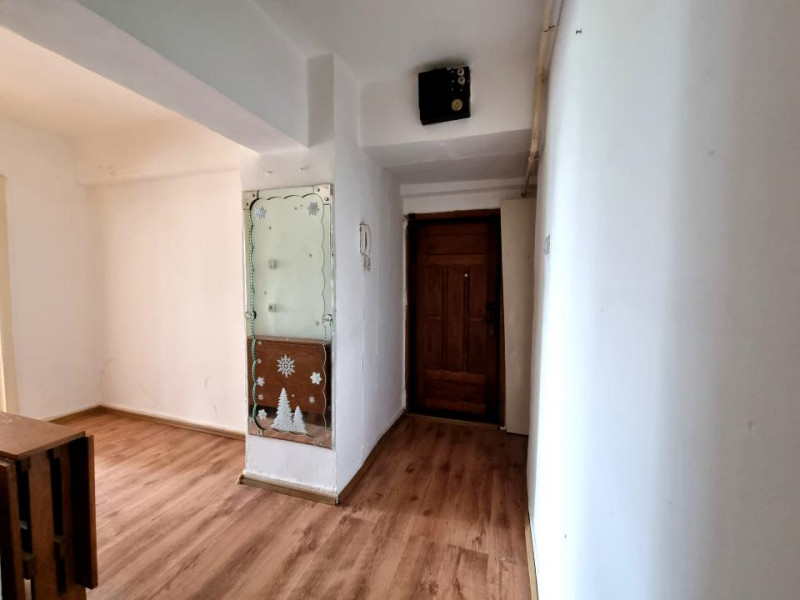 Ultracentral-bloc din 1986- Ap. 2 camere decomandate- etaj 3 cu lift