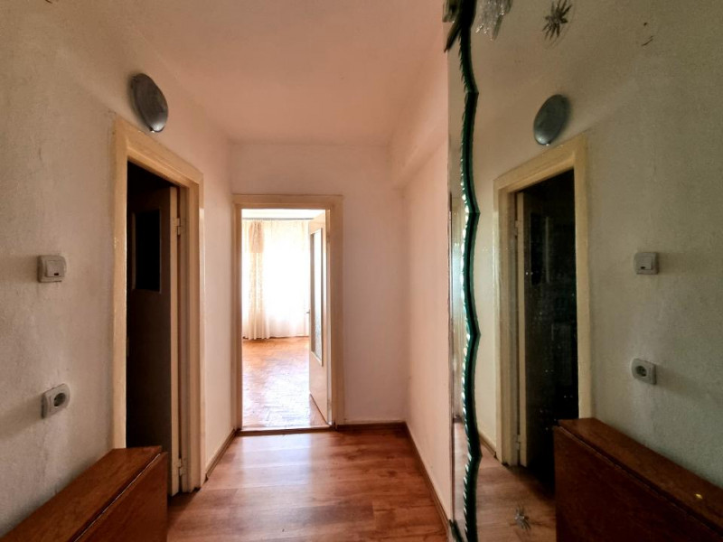 Ultracentral-bloc din 1986- Ap. 2 camere decomandate- etaj 3 cu lift