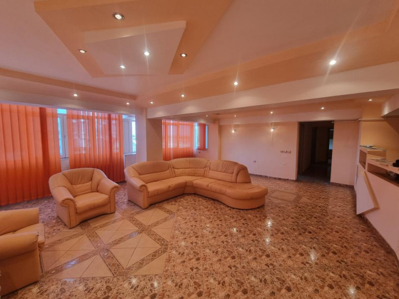 Apartament-spectacol/ 101 mp utili/ living de 54 mp! Unic în Bacău!