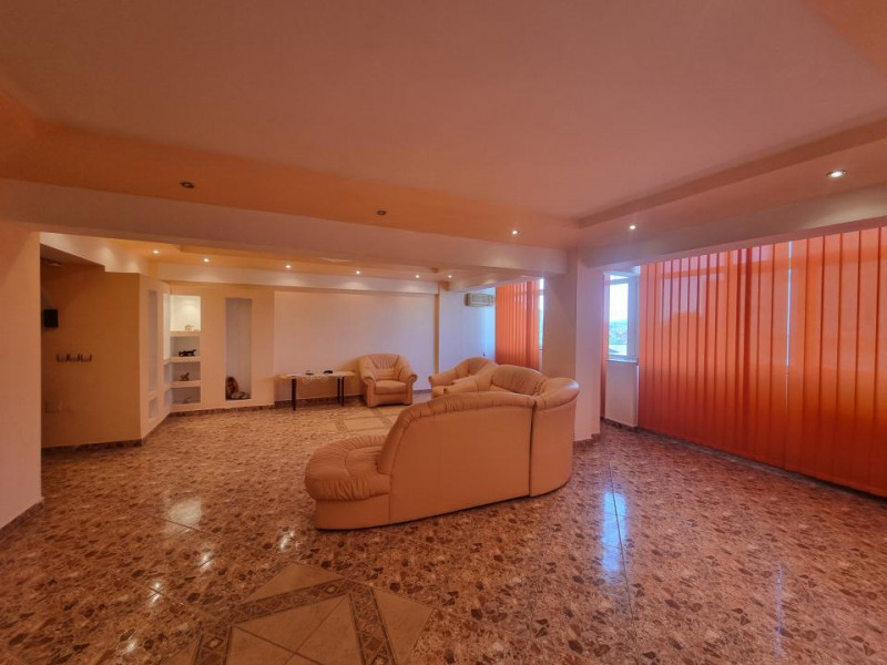 Apartament-spectacol/ 101 mp utili/ living de 54 mp! Unic în Bacău!