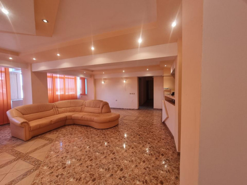 Apartament-spectacol/ 101 mp utili/ living de 54 mp! Unic în Bacău!
