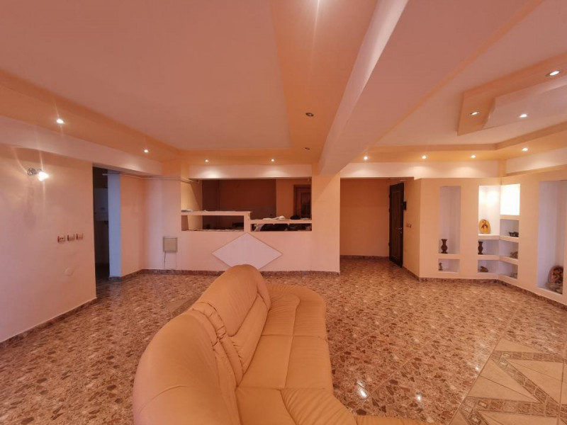 Apartament-spectacol/ 101 mp utili/ living de 54 mp! Unic în Bacău!