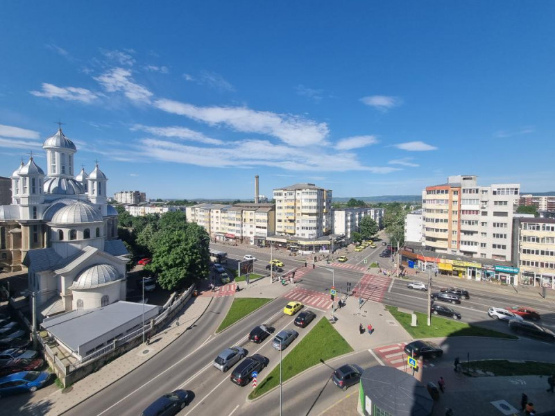 Apartament-spectacol/ 101 mp utili/ living de 54 mp! Unic în Bacău!