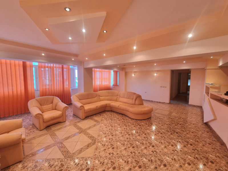 Apartament-spectacol/ 101 mp utili/ living de 54 mp! Unic în Bacău!