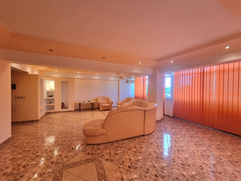 Apartament-spectacol/ 101 mp utili/ living de 54 mp! Unic în Bacău!
