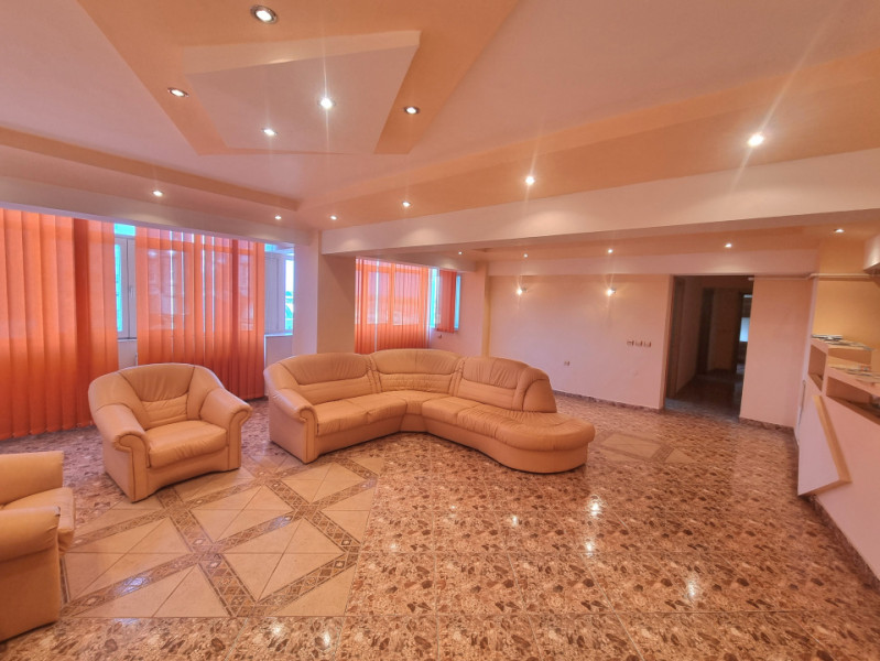 Apartament-spectacol/ 101 mp utili/ living de 54 mp! Unic în Bacău!