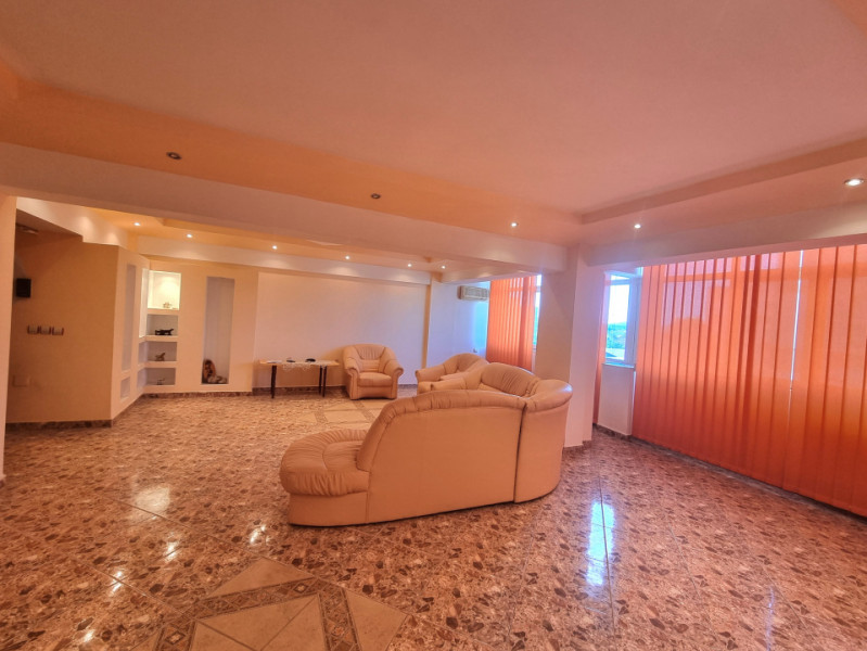 Apartament-spectacol/ 101 mp utili/ living de 54 mp! Unic în Bacău!