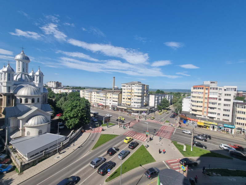 Apartament-spectacol/ 101 mp utili/ living de 54 mp! Unic în Bacău!
