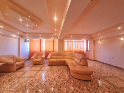 Apartament-spectacol/ 101 mp utili/ living de 54 mp! Unic în Bacău!